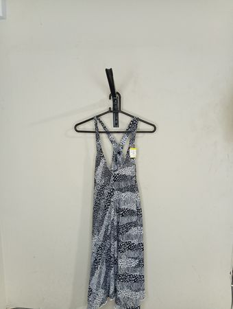 Schwarz-weiß gemustertes Kleid