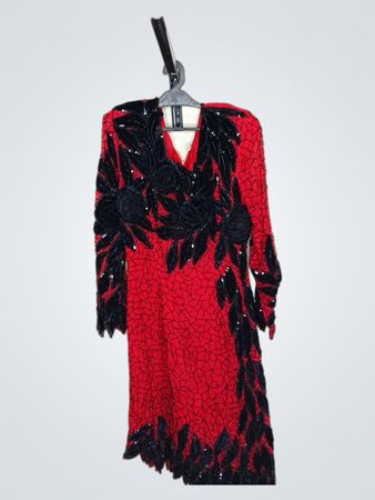 Rotes Paillettenkleid mit schwarzem Applizieren