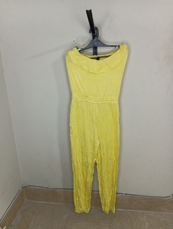 Bebe Gelber trägerloser Jumpsuit