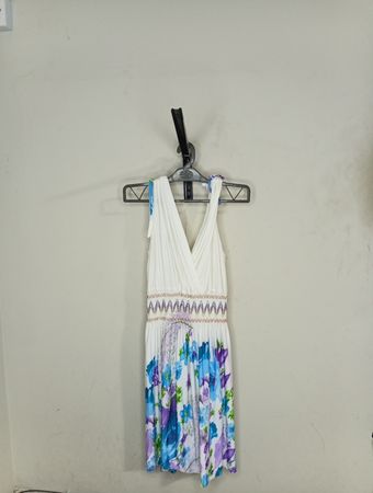 Weißes V-Ausschnitt-Maxikleid mit floralem Druck