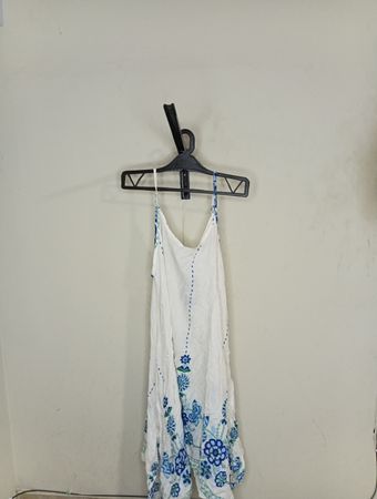 Weisses Kleid mit blauem Blumenmuster