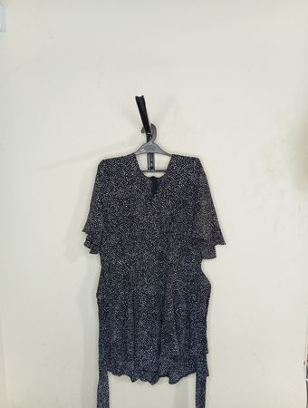 Schwarzes Polka-Dot-Kleid