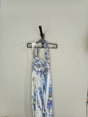 Maxikleid mit Halterneck und blau/weißem abstraktem Druck