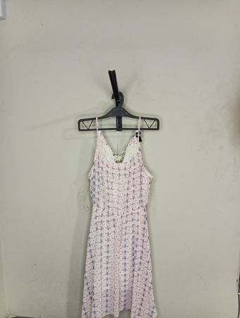 Rosa Blumendruckkleid mit Spitzenbesatz