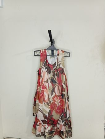 Ärmelloses Blumenmusterkleid mit gestuftem Saum
