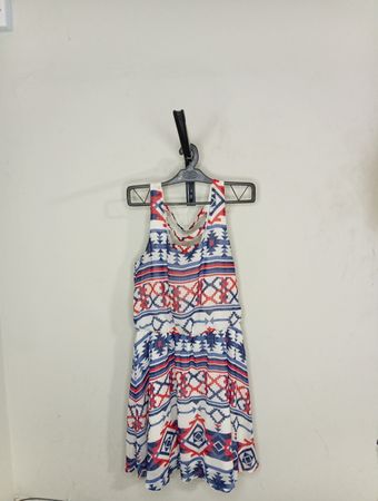 Weißes, rotes und blaues geometrisches Druckkleid