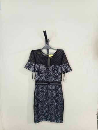 Schwarzes Spitzenkleid