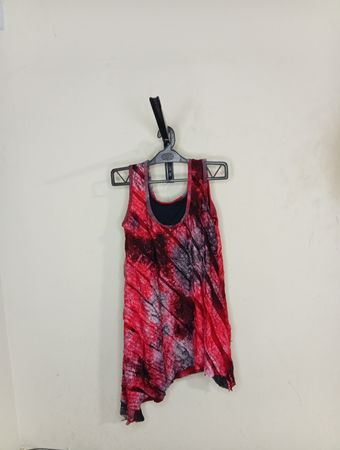 Rot und schwarzes Batik-Top