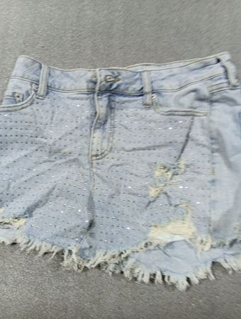 Röhrenjeans-Shorts in heller Waschung mit Strasssteinen
