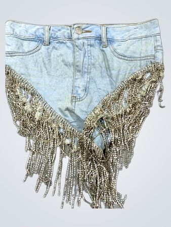 Vergurtes Denim-Shorts mit silbernem Fransen