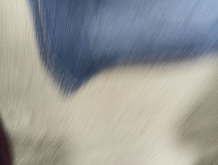 Blaue Denim-Jeans mit goldenen Knopfdetails