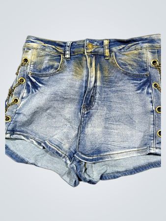 Jeansshorts mit Nieten und Ketten