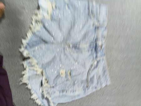 Verwaschene Denim-Shorts mit Glitzerdetails