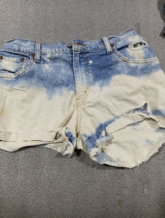 Levi's Damen gebleichte Denim Shorts mit abgeschnittenem Saum