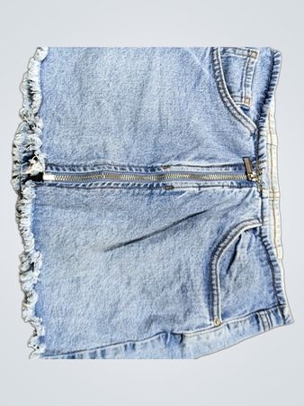 Jeansshorts mit Reißverschluss und ausgefranstem Saum