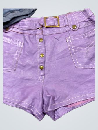Lila hoch geschnittene Shorts mit goldener Schnalle