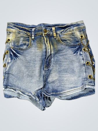 Jeansshorts mit Nieten und Ketten