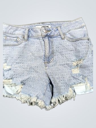 Leicht gewaschene Denim-Shorts mit Strasssteinen und Abnutzungen