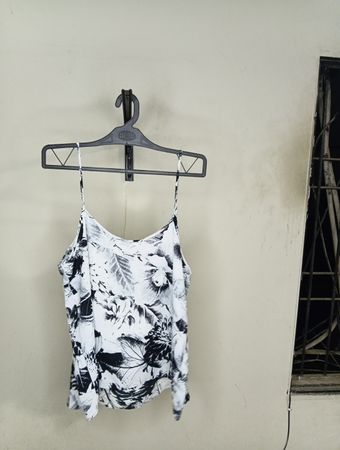 Schwarz-weißer Blumenmuster-Cami-Top