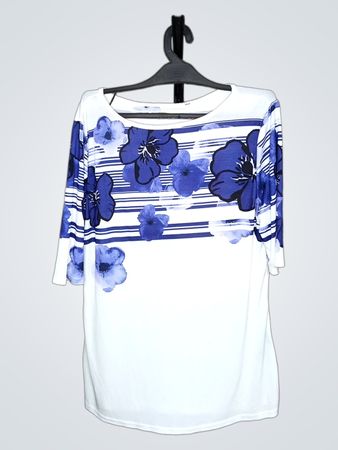 Weißes T-Shirt mit blauer Blumenmuster