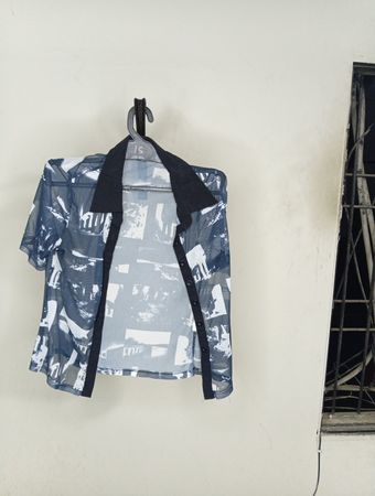 Durchsichtige Netz-Hemdbluse mit abstraktem Druck