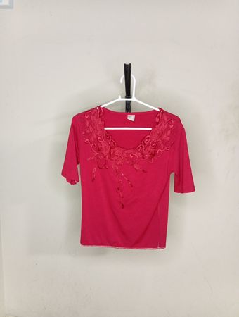 Rosa T-Shirt mit verziertem Ausschnitt