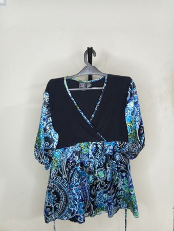 Schwarzes und blaues Paisley-Print Wickelkleid