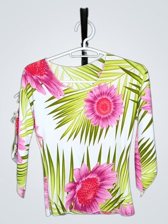 Weißes Langarmoberteil mit rosa Blumen und grünem Blättermuster