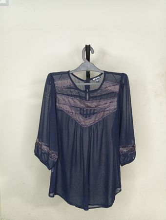 Durchsichtige marineblaue Bluse mit Spitzendetails