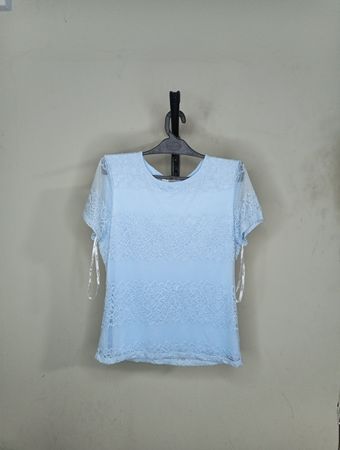 Hellblaues Spitzen-T-Shirt mit kurzen Ärmeln