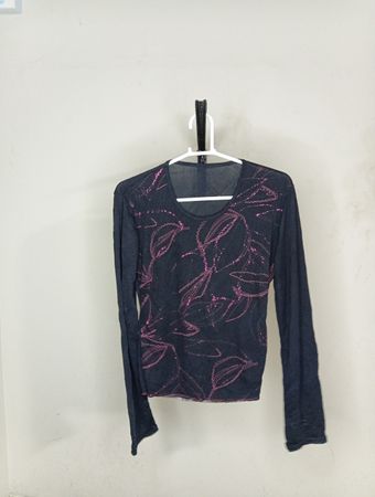 Langarmoberteil mit pinkfarbenem Blattform.