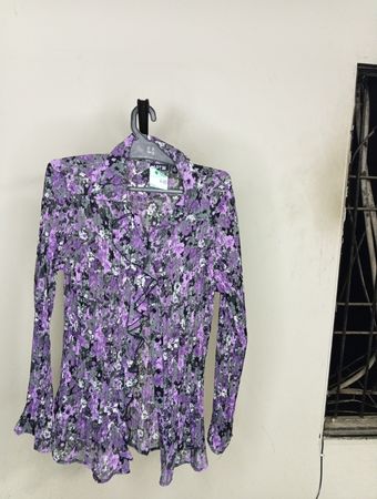 Lila Blumenmuster Bluse
