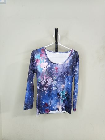 Langärmliges Galaxy-Print-Oberteil