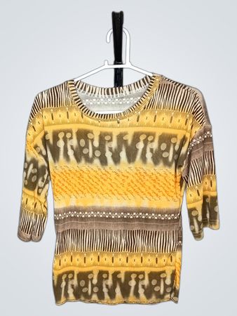 Gelber und brauner gestreifter Pullover