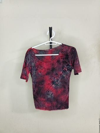 Rotes und schwarzes Batik-T-Shirt mit Blumendruck