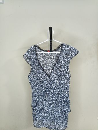 Blaues Blumenmuster V-Ausschnitt-Top mit schwarzem Besatz