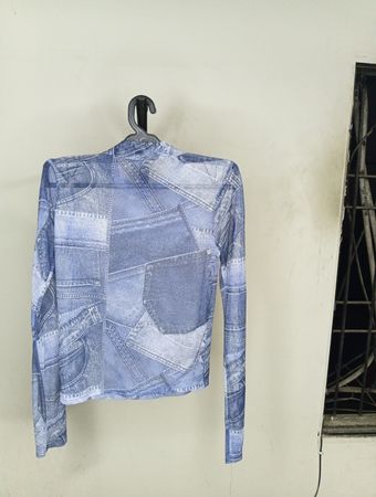 Langärmliges Mesh-Oberteil mit Denim-Patchwork-Druck