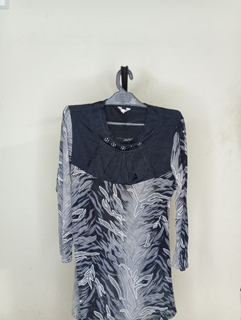 Langärmliges bedrucktes Kleid