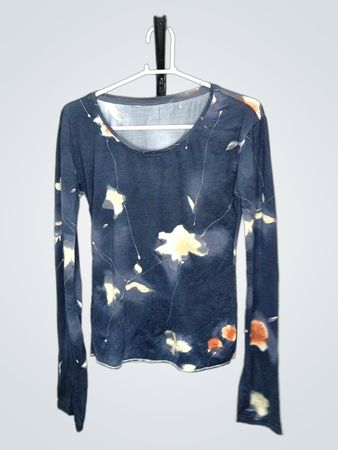 Langärmliges blaues Oberteil mit floralem Druck