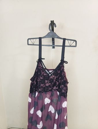 Lila Kleid mit weißen und schwarzen Herzen