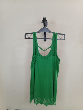 Grünes Tanktop mit Fransenbesatz