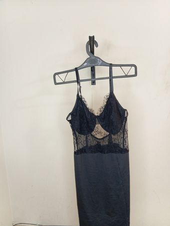 Schwarzes Slipkleid mit Spitzenbesatz