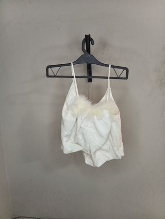 Weiße Baby-Doll mit Fellbesatz