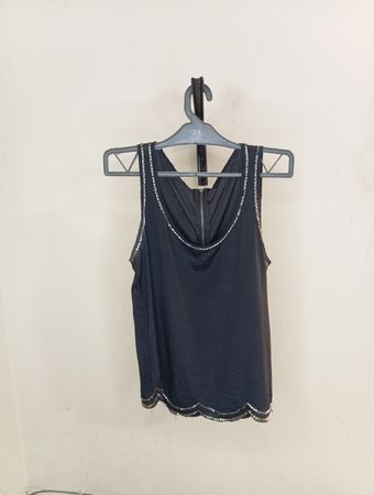 Schwarzes Tanktop mit silbernem Rand