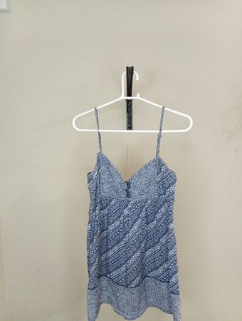 Blaues und weißes gemustertes Kleid mit Spaghetti-Trägern