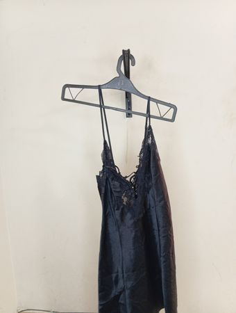 Schwarzes Spitzenbesatz-Nachtkleid