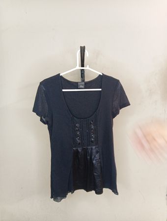 S.Oliver Schwarzes Kurzarmshirt mit Verzierungen