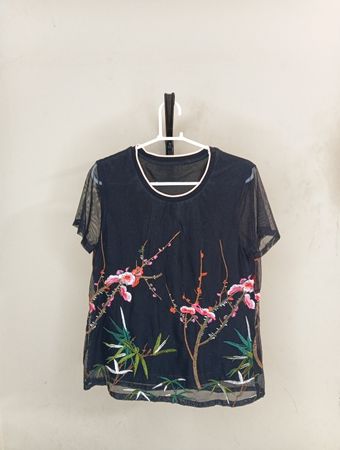 Schwarzes, durchsichtiges Oberteil mit Blumen- und Bambusstickerei