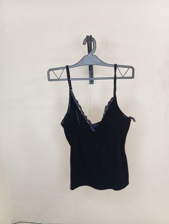Schwarzes Samt-Camisole mit Spitzenbesatz