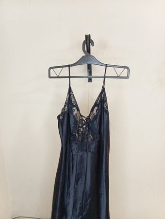 Schwarzes Spitzenbesatz-Nachtkleid